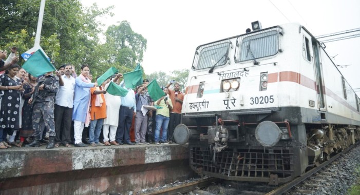 Kanchankanya Express gets a stoppage at Naxalbari railway station 