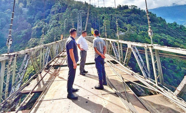 Tourism minister reviews Singshore Bridge glass-deck skywalk project
