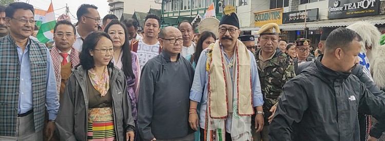 Shringla warmly welcomed in Darjeeling