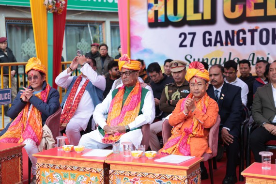 Governor, CM takes part in Holi celebrations at MG Marg