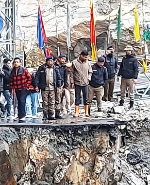  Tarum Chu breach inspected, efforts underway to evacuate tourists from Lachen 