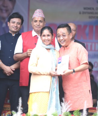 CM distributes Aama Sashaktikaran aid to 1,000 Rhenock mothers