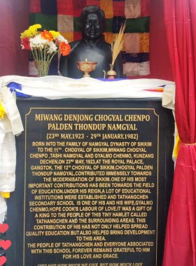 Statue of Chogyal Palden Thondup Namgyal unveiled at Tathangchen SSS