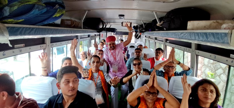 First batch of Mansarovar Yatris leave for Nathu La