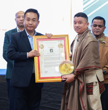 Babbu Tamang receives YN Bhandari Best Journalism Award