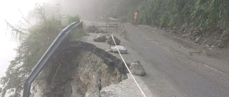 Landslide disrupts traffic on NH10