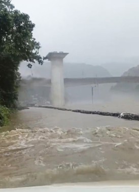 Teesta water overflow disrupts Darjeeling route
