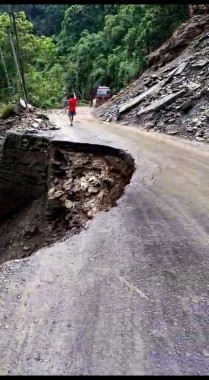 Tarkhola landslide disrupt NH 10