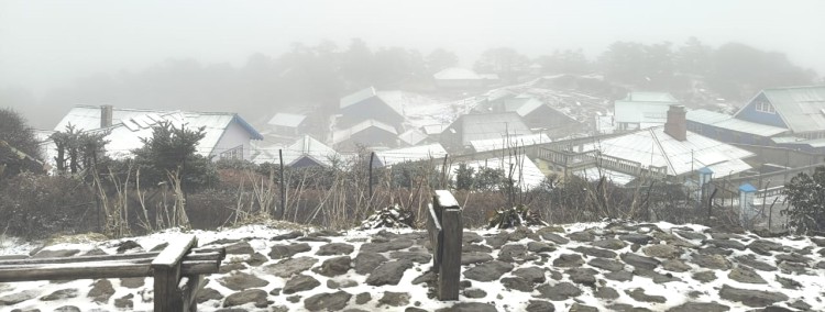 Light snowfall in Sandakhpu, wintry chill in Darjeeling