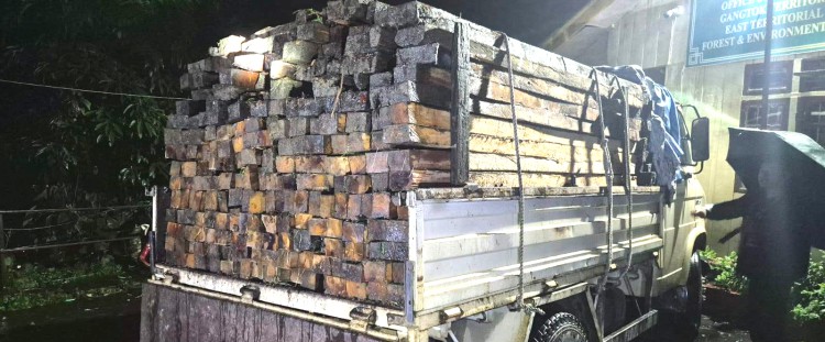 Illegal timber seized, penalty of Rs. 4.45 lakh imposed 