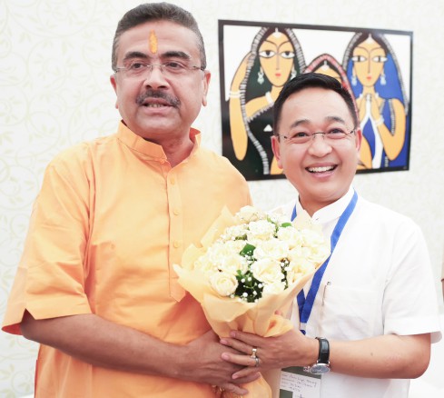 Sikkim CM attends swearing-in of new BJP Government in West Bengal